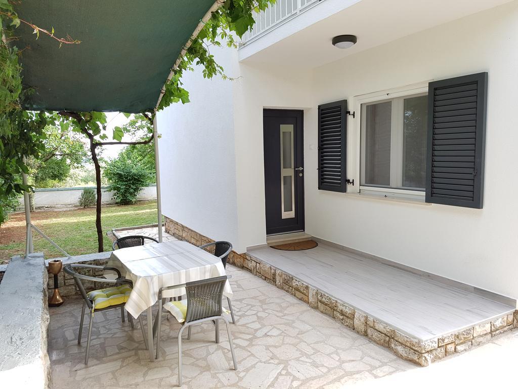 Villa Rosa With Yard And Children'S Playground Tar-Vabriga Exterior photo