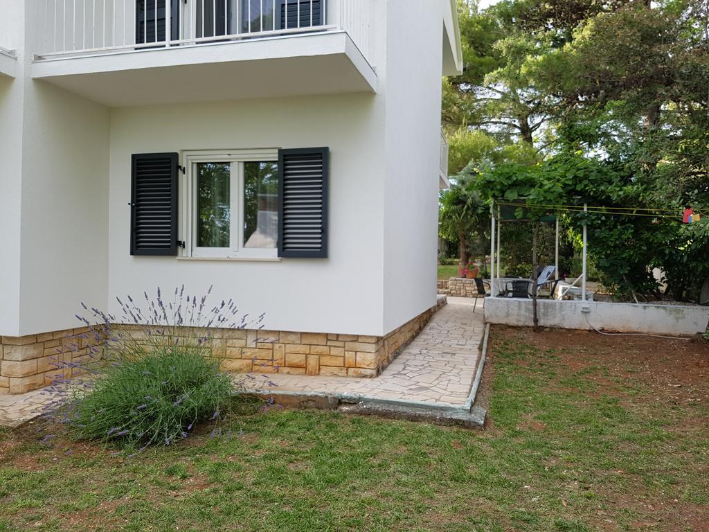 Villa Rosa With Yard And Children'S Playground Tar-Vabriga Exterior photo